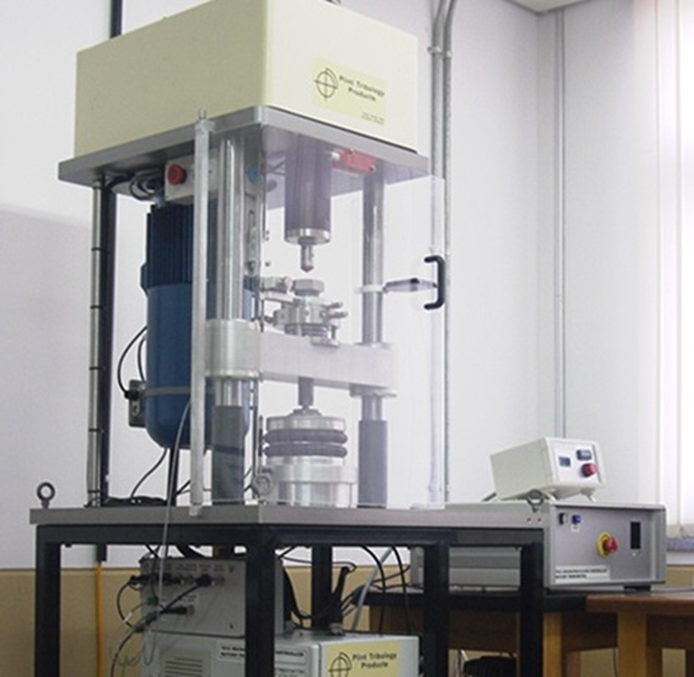 다기능 4구식 포볼 시험기 입니다. 한대의 시험기에서 포볼 내마모 극압 시험과, 핀온디스크, 저어널 베어링의Start and Stop Test, 베어링구름접촉피로 RCF 저어널베어링 PIN & VEE 3BALL ON ROD 등 다양한 20여종의 시험이 가능