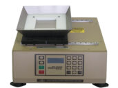 Taber사 모델 6160 진동모래연마시험기는 ASTM F735 진동 모래 연마 시험 방법을 사용하여, 투명 글라스 플라스틱 렌즈 재료와 코팅과, 유기 페인트 및 코팅, 플라스틱, 금속 및 기타 소재 등의 내마모성을 평가.