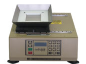Taber사 모델 6160 진동모래연마시험기는 ASTM F735 진동 모래 연마 시험 방법을 사용하여, 투명 글라스 플라스틱 렌즈 재료와 코팅과, 유기 페인트 및 코팅, 플라스틱, 금속 및 기타 소재 등의 내마모성을 평가.