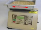 Bayer 베이어 마모 시험 장치는안과용 렌즈 전면의 정상적인 마모를 재현하기 위해 진동 모래 연마 시험기와 함께 사용됩니다. 이 테스트는 모든 코팅되지 않은 CR39-ISO 표준 플라노 렌즈와 시험하고자하는 시험 적용 샘플 렌즈와 마모도를 비교하여 평가분석 합니다.