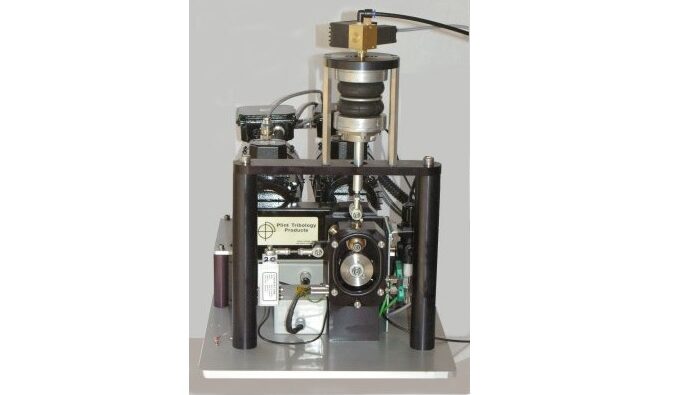 영국 PHOENIX사의 MTM 시험기로 윤활유의 견인력과 견인특성을 시험할 수 있는 MTM MINI TRACTION MACHINE 입니다.