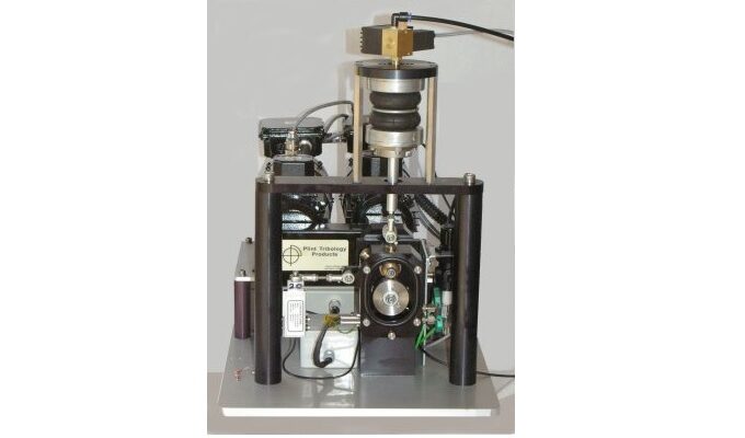 영국 PHOENIX사의 MTM 시험기로 윤활유의 견인력과 견인특성을 시험할 수 있는 MTM MINI TRACTION MACHINE 입니다.