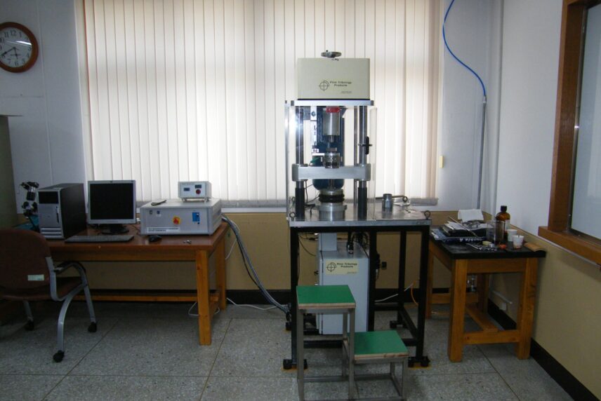 4구식 포볼 시험기-다목적식 마찰마모윤활 시험기, 최대 6,000 or 10,000rpm 선택 가능, (특수버전 최대 30,000rpm 선택 가능), 포볼 내마모와 극압 시험(Slding Contact- Anti wear, EP(극압성), 포볼 구름접촉 피로균열 시험(Rolling Contact-RCF Rolling Contact Fatigue), 볼베어링, 미끄럼 구름 시험장치, 베어링 부싱 시험장치, 저어널 베어링 시험장치 Start and Stop Test, 베어링 구름접촉피로 시험장치, RCF Test, 3 볼 on Rod 타입 베어링 소재 고속 구름접촉피로 시험장치, 핀온디크(1,2,3 Pins)–윤활습식, 600도씨 고온 시험장치, 볼온디스크-600도씨 고온 시험장치, 오실레이팅 시험, 트러스트워셔 시험, PV선도 시험분석(=>PRESSURE VS VELOCITY) 윤활유의 극압성,내마모특성 평가 KRL SHEAR TEST DIN 51350-6 윤활유의 전단성 측정. Pin & Vee Block Test (핀앤비 블록 시험장치. Taper Roller Bearing (테이퍼 롤러 베어링시험장치) 피스톤 링 라이너의 초고속 시험장치 부식 시험 측정 장치, EV 전기자동차용 베어링의 Electric Erosion(전기적 침식 마모) 시험을 할 수 있습니다.” draggable=”false” loading=”lazy”></picture></div></div><div class=