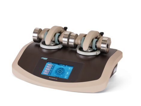 테이버사의 회전식 마모시험기로 하부시편에 시험샘플을 설치하고 회전시키면서 특수기술의 연마휠로 하중을 적용시켜 다양한 소재에 대한 마모 시험기 입니다. 섬유 글라스 LCD 차량내장재 세라믹 고강도 메탈 등 다양한 마모시험 스커핑 시험도 가능