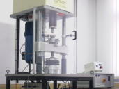 다기능 4구식 포볼 시험기 입니다. 한대의 시험기에서 포볼 내마모 극압 시험과, 핀온디스크, 저어널 베어링의Start and Stop Test, 베어링구름접촉피로 RCF 저어널베어링 PIN & VEE 3BALL ON ROD 등 다양한 20여종의 시험이 가능