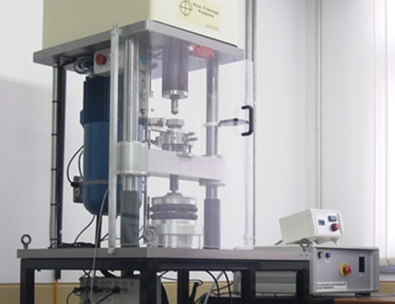 다기능 4구식 포볼 시험기 입니다. 한대의 시험기에서 포볼 내마모 극압 시험과, 핀온디스크, 저어널 베어링의Start and Stop Test, 베어링구름접촉피로 RCF 저어널베어링 PIN & VEE 3BALL ON ROD 등 다양한 20여종의 시험이 가능