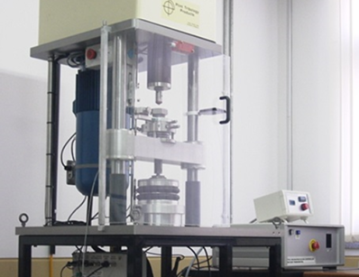 다기능 4구식 포볼 시험기 입니다. 한대의 시험기에서 포볼 내마모 극압 시험과, 핀온디스크, 저어널 베어링의Start and Stop Test, 베어링구름접촉피로 RCF 저어널베어링 PIN & VEE 3BALL ON ROD 등 다양한 20여종의 시험이 가능