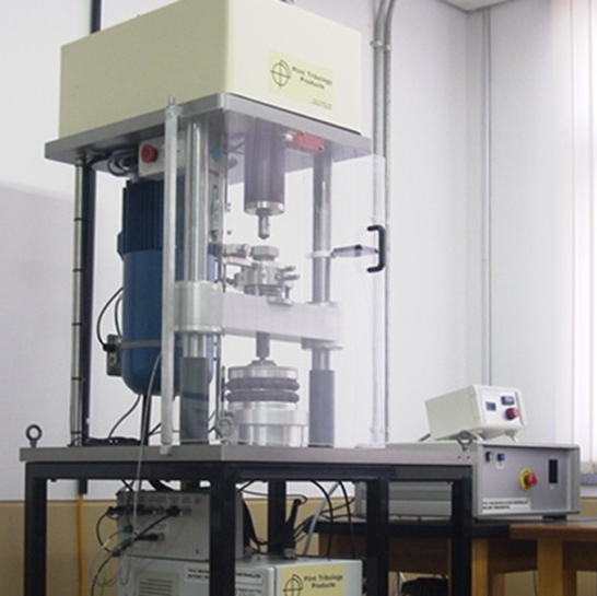다기능 4구식 포볼 시험기 입니다. 한대의 시험기에서 포볼 내마모 극압 시험과, 핀온디스크, 저어널 베어링의Start and Stop Test, 베어링구름접촉피로 RCF 저어널베어링 PIN & VEE 3BALL ON ROD 등 다양한 20여종의 시험이 가능